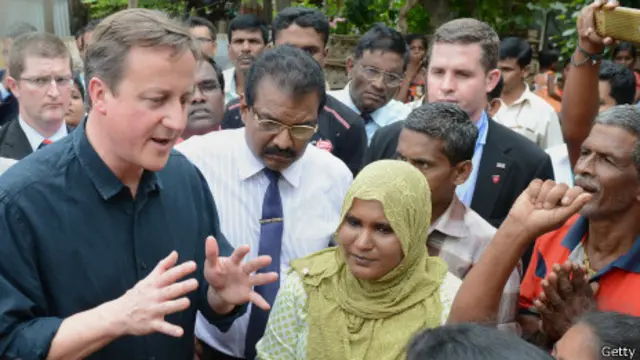 Thủ tướng Anh David Cameron đến thăm miền bắc với đa số là người Tamil trước khi gặp Tổng thống Sri Lanka