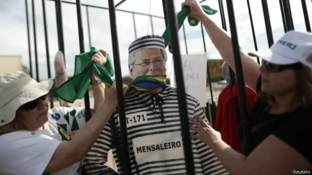 Manifestantes simulam prisãosportsbet io contatoJosé Dirceu durante protesto (foto: Reuters)