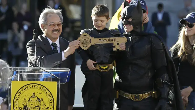 La jornada de trabajo de Batkid ha terminado cuando con el alcalde de San Francisco le ha dado la llave de la ciudad por sus logros, mientras miles de personas coreaban su nombre.