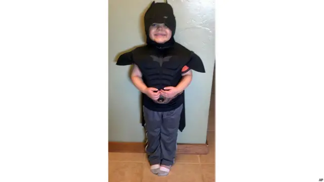 Miles Scott, un niño de 5 años enfermo de leucemia, cumplió este viernes su sueño de convertirse en Batman por un día gracias a un evento organizado por la fundación Make-A-Wish (pide un deseo), especializada en cumplir los deseos de niños con problemas graves de salud.