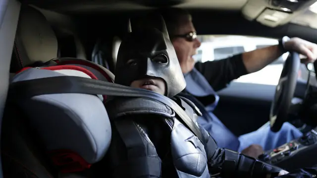 A primera hora de la mañana, Miles -quien pensaba que iría a comprar un traje de Batman con sus padres- ha visto en televisión como el jefe de la policía de San Francisco, Greg Surh, le pedía personalmente ayuda para detener la ola de crimen que asolaba la ciudad californiana.