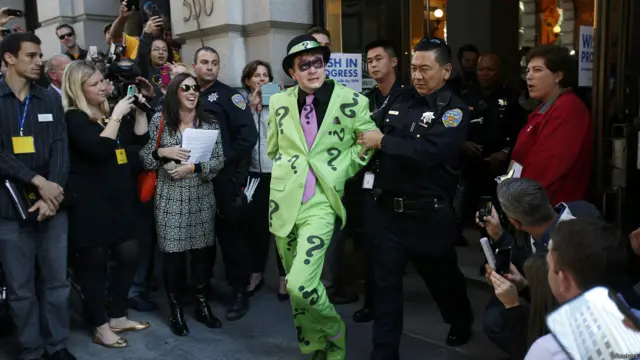 Lo primero que ha hecho Batkid ha sido rescatar a una mujer en dificultades en medio de la calle. Luego ha detenido al villano Enigma después de que robara un banco.