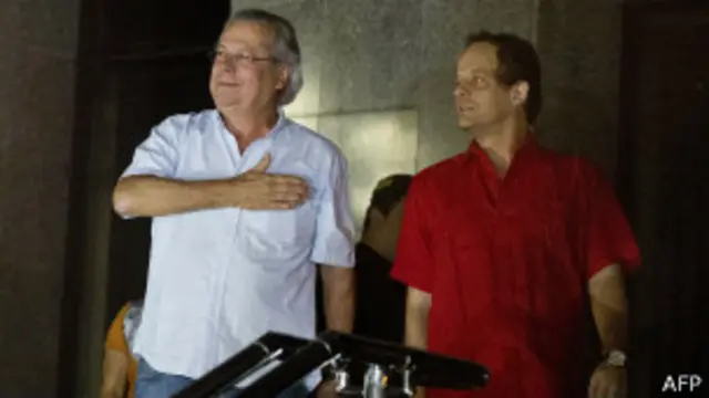 José Dirceu se entrega à polícia (foto: AFP)