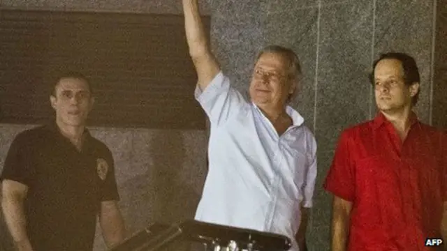 Orang dekat mantan Presiden Lula, Jose Dirceu (tengah) yang menyerahkan diri. 