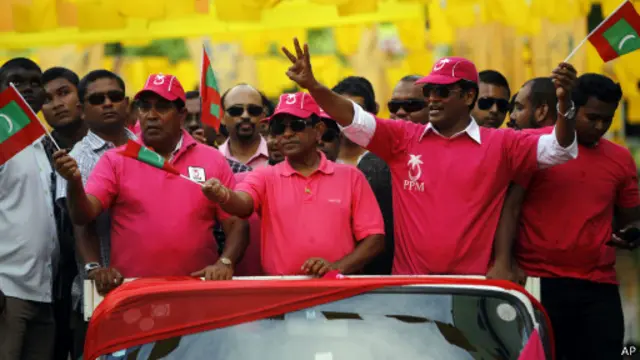 ينافس محمد نشيد ، عبد الله يمين، وهو أخو غير شقيق لمأمون عبد القيوم الذي حكم البلاد لثلاثة عقود حتى عام 2008.