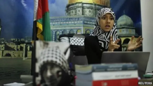 गज़ा में पली बढ़ीं सुश्री मोदाल्लाल ब्रिटेन में अपने किशोरवय के पांच वर्ष बिताए हैं.