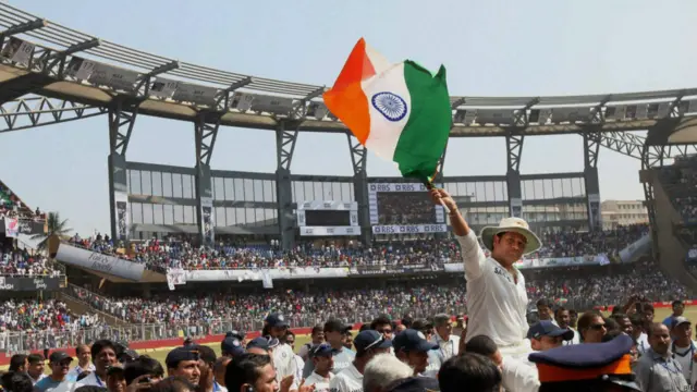 सचिन ने शनिवार को जब मुंबई के वानखेड़े स्टेडियम में अपने दो दशक से अधिक लंबे क्रिकेट करियर को अलविदा कहा तो सचिन के साथ ही मैदान में मौजूद सभी की आंखें नम हो गईं.