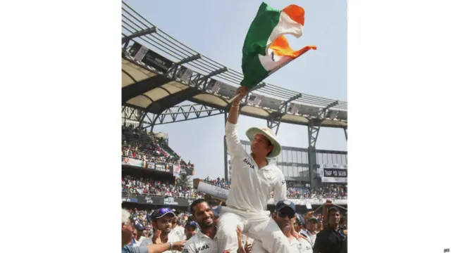 भारतीय क्रिकेट टीम के सभी मौजूदा खिलाड़ियों ने सचिन को बारी-बारी से कंधे पर उठाकर मैदान का चक्कर लगाया. 