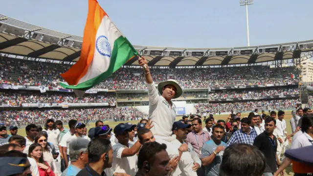 इस दौरान सचिन हाथों में एक बड़ा सा तिरंगा थामे थे और उसे जोर-जोर से हवा में लहरा रहे थे.