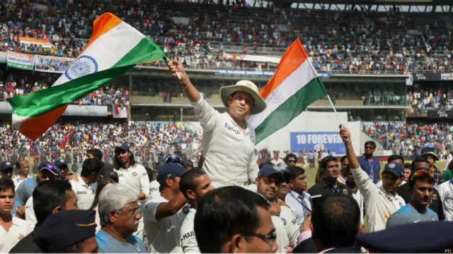 इस मौके पर सचिन को गॉड ऑफ ऑनर दिया गया. टीम ने इस सिरीज में मिली जीत को सचिन के नाम कर दिया. 