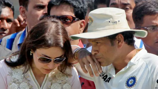 विदाई के क्षणों में सचिन तेंदुलकर अपनी पत्नी अंजलि तेंदुलकर से कुछ कहते हुए. 