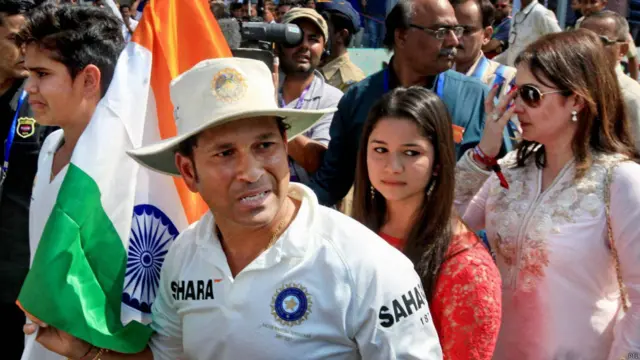 सचिन तेंदुलकर अपने पूरे परिवार के साथ. सचिन का बेटा अर्जुन भी उन्हीं की तरह क्रिकेट में करियर बनाने की कोशिश कर रहा है. 