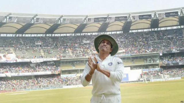 सचिन का किक्रेट से सन्यास सिर्फ एक खिलाड़ी का मैदान से जाना ही नहीं है. इसके साथ ही भारतीय क्रिकेट के एक युग का अंत हो गया है.