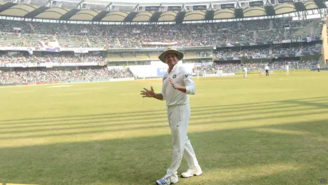 मुंबई के वानखेड़े स्टेडियम में सचिन तेंदुलकर