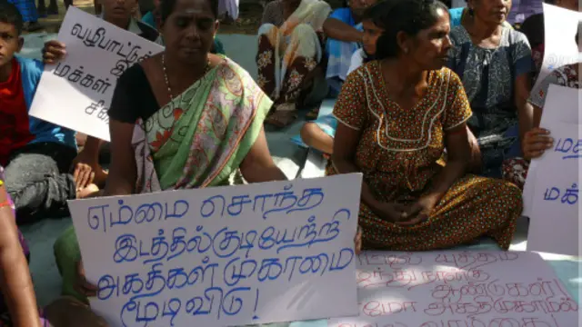 ඉඩම් ඉල්ලා උද්ඝෝෂණයක නිරත සාම්පුර් වැසියෝ 