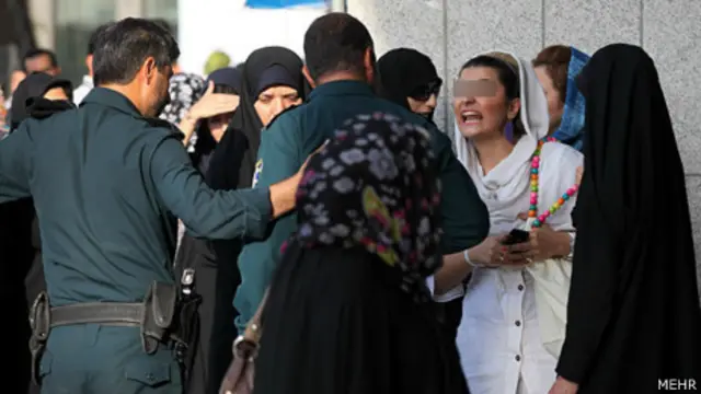 نقض حقوق زنان یکی از موارد مورد انتقاد فعالان حقوق بشر است 