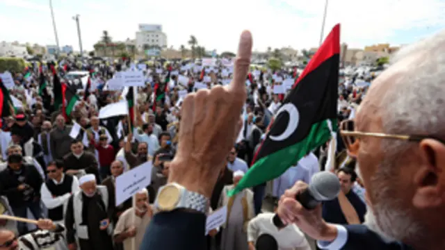 تظاهر المئات من الليبيين الجمعة للمطالبة بخروج الميليشيات من العاصمة