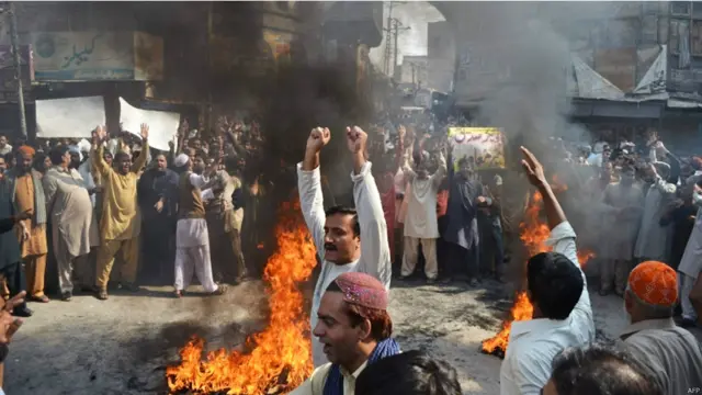 حکام نے اہل سنت و الجماعت کے ملتان میں سربراہ انور شاہ سمیت مقامی سربراہان اور متعدد علما کو بلا کر مشتعل ہجوم کو قائل کرنے کی کوشش کی لیکن ناکامی ہوئی۔