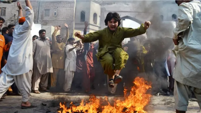 ملتان میں گذشتہ رات شروع ہونے والے کشیدگی کے بعد اب مشتعل مظاہرین پر قابو پانے کے لیے پولیس کے ساتھ فوج بھی تعینات ہے۔