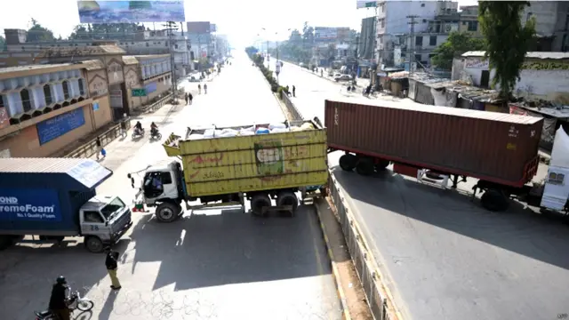 جمعے کے روز راولپنڈی میں ایک ماتمی جلوس کے دوران فرقہ وارانہ کشیدگی اور ہلاکتوں کے بعد کئی مقامات پر کرفیو نافذ کر دیا گیا۔