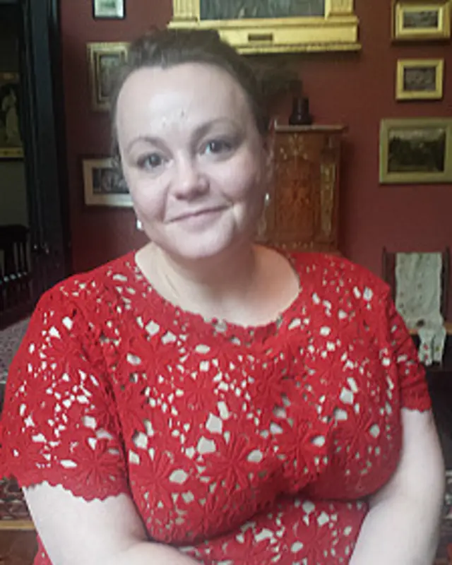 لیزلی میکلسن، از برگزار کنندگان نمایشگاه می‌گوید این نمایشگاه در چارچوب 'فستیوال نور' و 'سال فرهنگ میان بریتانیا و قطر' برگزار شده است.