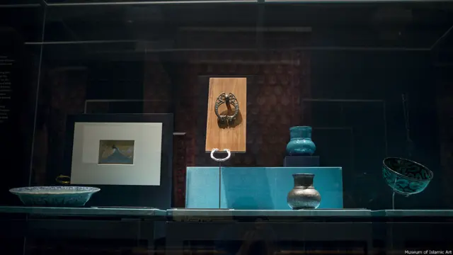 این نمایشگاه تلاش مشترکی است از سوی موزه هنر اسلامی دوحه، موسسه فیروزکوه در کابل و موزه لیتون هاوس در لندن برای معرفی صنایع دستی افغانستان در چهار بخش حکاکی، سرامیک، خطاطی و تزیین زیورات.