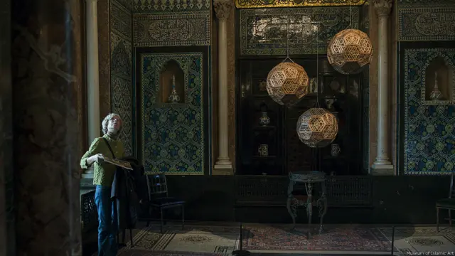 این وسایل تزیینی از سوی کنده‌کارهای افغان عضو موسسه فیروزکوه در کابل ساخته شده‌اند. 