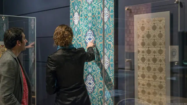 سرامیک از صنایع دستی دیرینه در افغانستان است و این اثر از سوی یک خانواده در هرات ساخته شده است. 