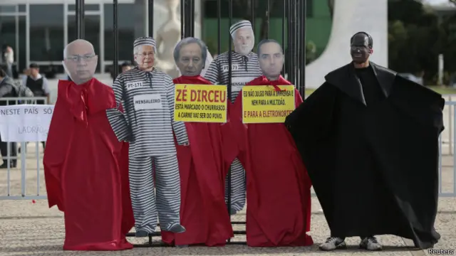 Protesto a favor da condenação dos envolvidos no mensalão | Crédito: Reuters