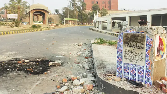 ملتان میں گذشتہ رات شروع ہونے والے کشیدگی کے بعد اب مشتعل مظاہرین پر قابو پانے کے لیے پولیس کے ساتھ فوج بھی تعینات ہے