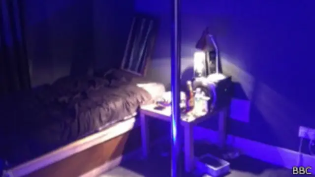 Пьесу ставили в типичном английском доме