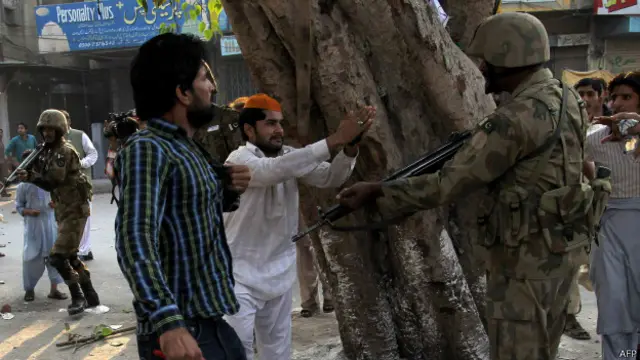 راولپنڈی میں فساد کے واقعے کے بعد ملک کے دوسرے شہروں میں بھی کشیدگی کے باعث فوج طلب کر لی گئی