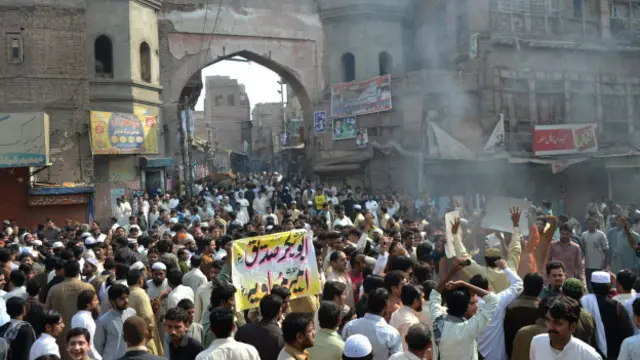 سنیچر کی دوپہر کو اندرون شہر سے نکلنے والے مشتعل ہجوم نے چوک گھنٹہ گھر میں نصب قدیم علم کو سبوتاژ کر دیا جو مقامی شیعہ آبادی کے لیے مذہبی اہمیت کا حامل ہے