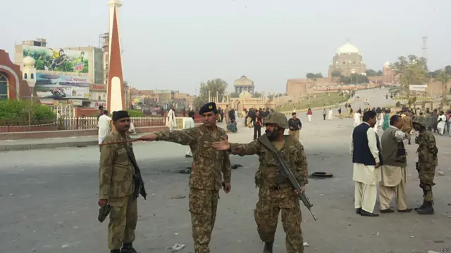 ملتان میں سکیورٹی کی صورتحال ضلعی رابطہ افسر زاہد سلیم کے مطابق ’افواہوں کے باعث خراب ہوئی‘ جنہوں نے بتایا کہ شہر میں ’مجموعی طور پر ستائیس افراد زخمی ہوئے‘۔