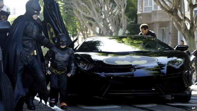 قامت الشرطة باصطحاب مايلز من نشاط إلى آخر في سيارة باتمان اللمبورغيني الشهيرة
