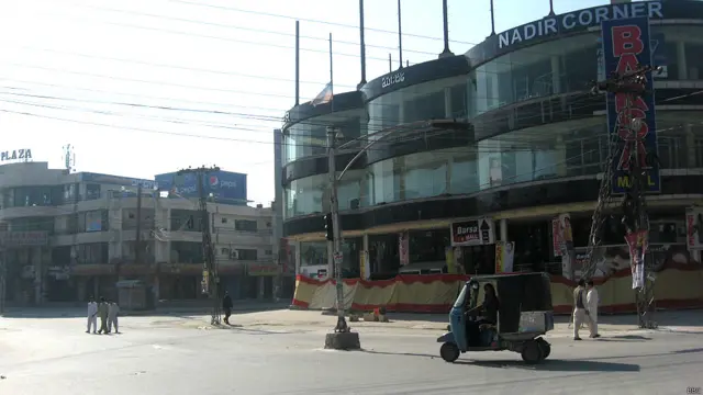 راولپنڈی میں جمعہ کو یومِ عاشور کے موقع پر فرقہ وارانہ تشدد میں ہلاکتوں کے بعد لگنے والے کرفیو کی مدت میں اتوار کی شب بارہ بجے تک اضافہ کر دیا گیا۔