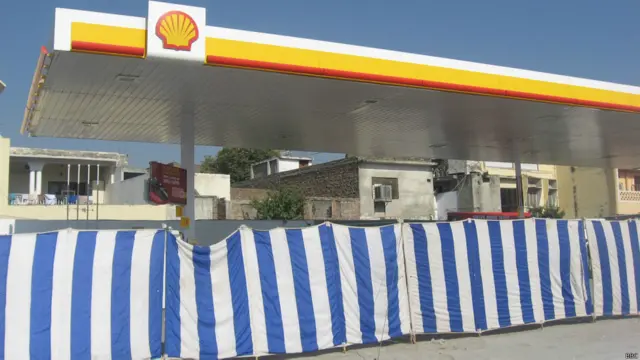 شہر کے اہم مقامات کے قریب واقع پیٹرول پمپوں کو انتظامیہ کی ہدایت پر قناتیں لگا کر بند کر دیا گیا ہے۔