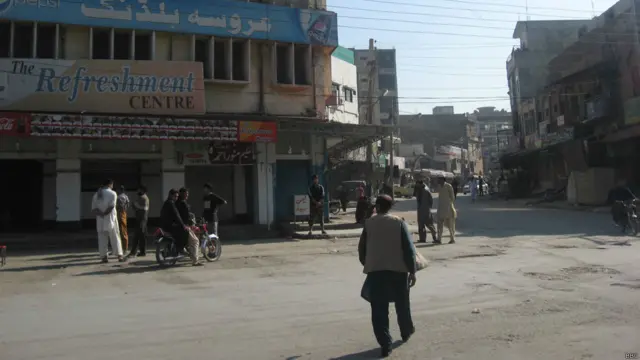 اتوار کو ہفتہ وارانہ چھٹی کے باوجود کرفیو کی وجہ سے شہر کے مصروف مقامات پر اکا دکا لوگ ہی دکھائی دیے۔