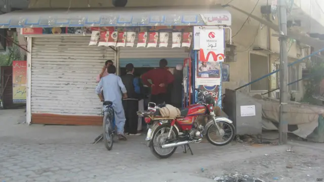 متاثرہ علاقوں میں کرفیو کی وجہ سے روزمرہ کے استعمال کی اشیا کی قلت پیدا ہوگئی ہے اور لوگوں کو جہاں کوئی دکان کھلی دکھائی دی وہ سامان کی تلاش میں وہاں پہنچ گئے۔