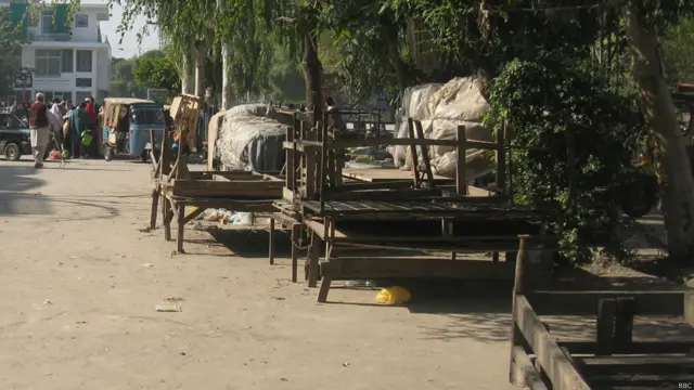 کرفیو کی وجہ سے دیہاڑی پر کام کرنے والے افراد اور ٹھیلے یا پتھارے لگا کر سامان بیچنے والوں کا کاروبار بھی ٹھپ ہو کر رہ گیا۔