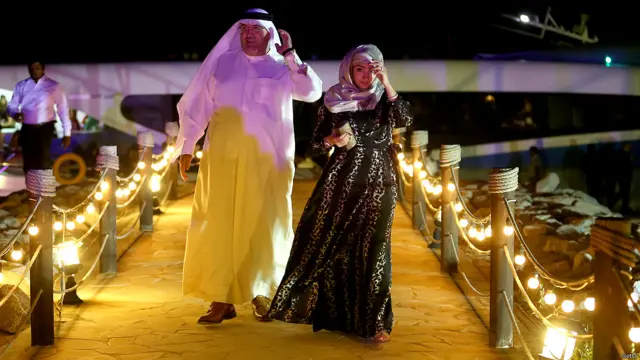 बॉल का आयोजन क्वीन चार्लोट के बॉल की परंपरा में किया जाता है. यह बॉल लंदन में हर साल होता है. बॉल दुबई में मौजूद लंदन सीज़न अकादमी की शुरुआत के मौक़े पर हुआ. यह अकादमी सामाजिक और कारोबारी तौर-तरीक़े सिखाने के लिए क्लासें लेती है.