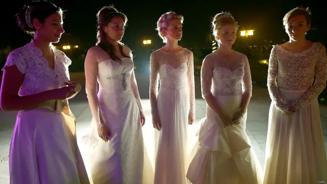 द लंदन सीज़न के तहत आला दर्जे के बॉल, डिनर पार्टियां, सामाजिक उच्चवर्ग की तरफ़ से दान की गतिविधियां चलाई जाती हैं. इनमें नौजवान उद्यमी महिलाएं और पुरुष भागीदारी करते हैं. 