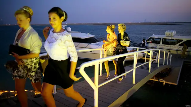 200 साल से लंदन सीज़न उच्चवर्ग के ब्रिटिश समाज का हिस्सा रहा है. इसके तहत सामाजिक, सांस्कृतिक और दान से जुड़े आयोजन होते हैं, जिनमें इंग्लैंड, यूरोप, मध्यपूर्व के कॉर्पोरेट और शाही परिवार से जुड़े अलग-अलग क्षेत्रों के लोग भाग लेते हैं. 