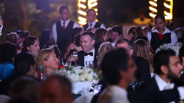 ब्रिटेन के किंग जॉर्ज तृतीय ने 1780 में नए अस्पताल के निर्माण के लिए पैसा इकट्ठा करने के लिए अपनी पत्नी रानी चार्लोट की तरफ़ से मई बॉल का आयोजन किया था. इसके बाद यह सालाना आयोजन बन गया. 