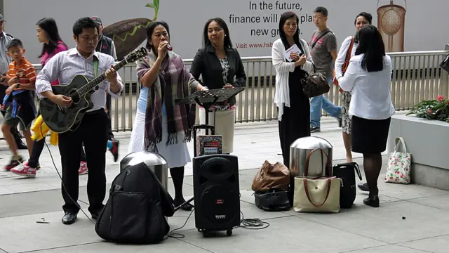 香港菲律宾籍罗马天主教徒在汇丰银行总行外设起摊位唱福音歌曲筹款（17/11/2013）