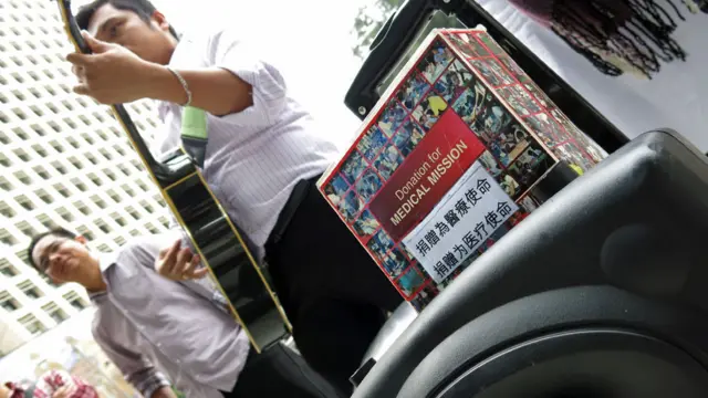 香港菲律宾籍罗马天主教徒在汇丰银行总行外设起摊位唱福音歌曲筹款（17/11/2013）