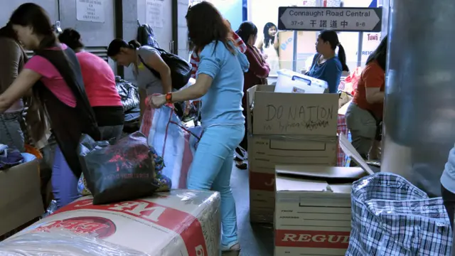 香港中环环球大厦门外一群菲律宾人在为捐赠给灾区的物资装箱（17/11/2013）