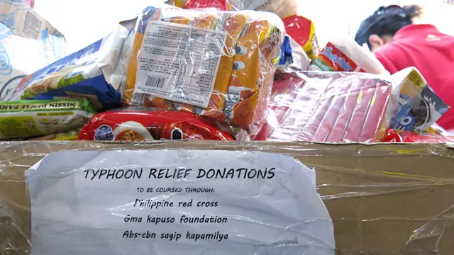 香港中环环球大厦内一家快递公司门外的物资收集箱堆满了方便面和饼干（17/11/2013）