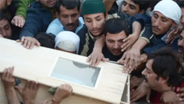 لیاقت باغ کے میدان میں تین افراد کی نماز جنازہ کے فوراً بعد شہر میں کرفیو نافذ کر دیا گیا ہے