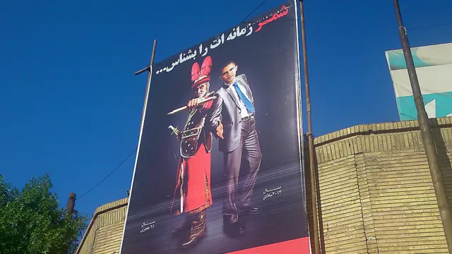 عکس: مصطفی از دزفول. او نوشته: "عکس شمر و اوباما در کنار هم در میدان شهر دزفول"